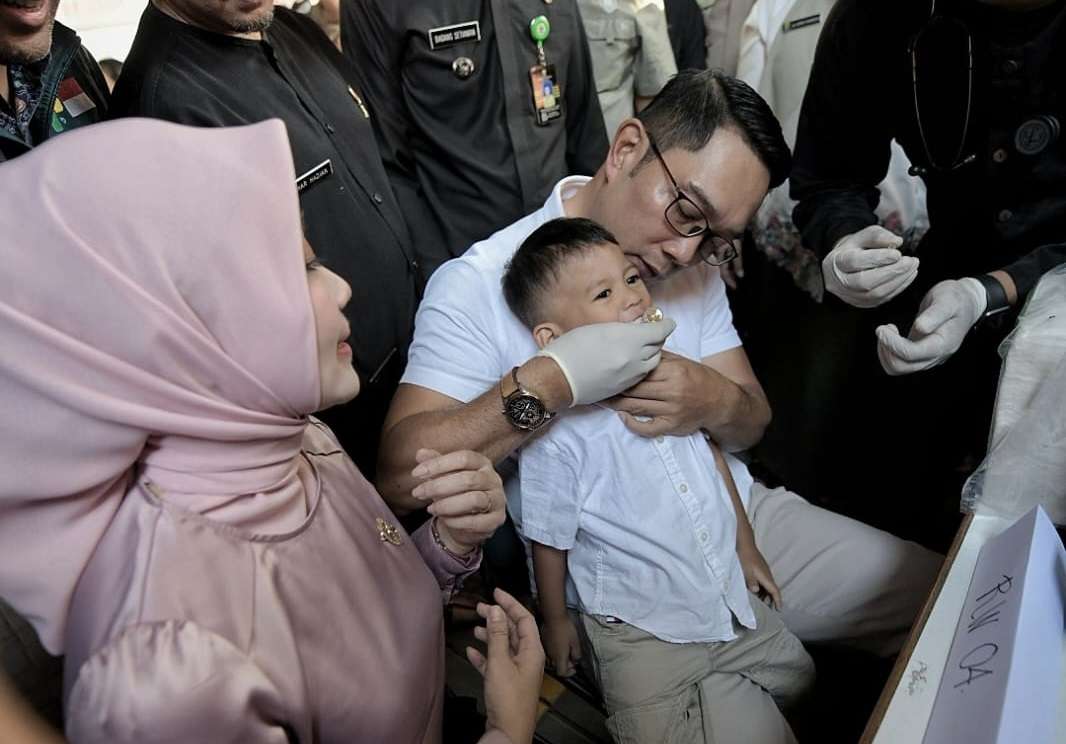 Gubernur Ridwan Kamil Antar Arkana Imunisasi Polio ke Posyandu