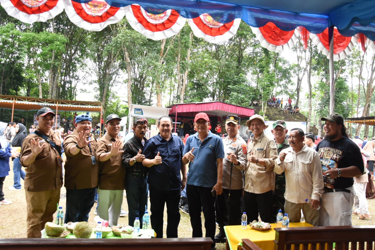 Bupati dan Wakil Bupati Pangandaran Ramaikan Festival Durian Desa Bangunkarya 