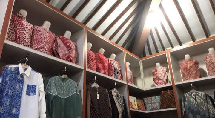 Pusat Penjualan Kawasan Trusmi Cirebon, Menyediakan Berbagai Macam Batik Tradisional Hingga Modern