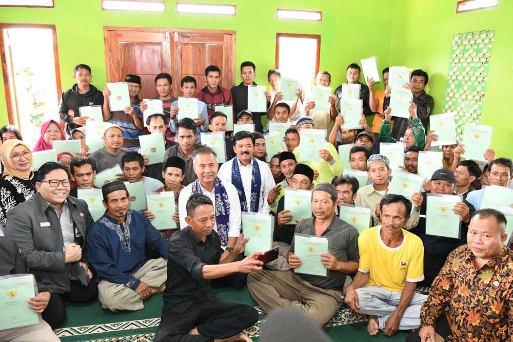 Bey Machmudin Dampingi Menteri ATR Berikan Sertifikat Huntap Warga Terdampak Longsor di Bogor 