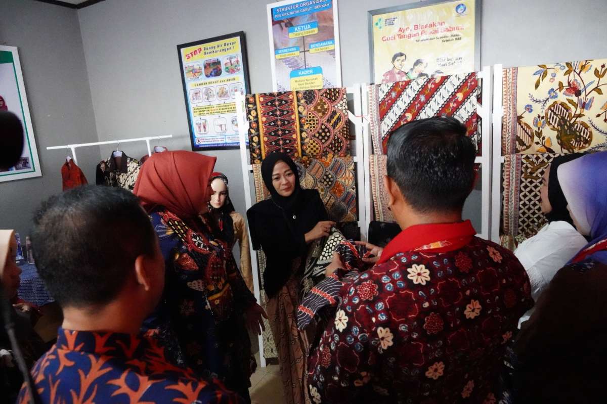 Kenalkan Eksistensi Perajin Batik Garutan, Dekranasda Garut Resmikan Gapura Kampung Batik